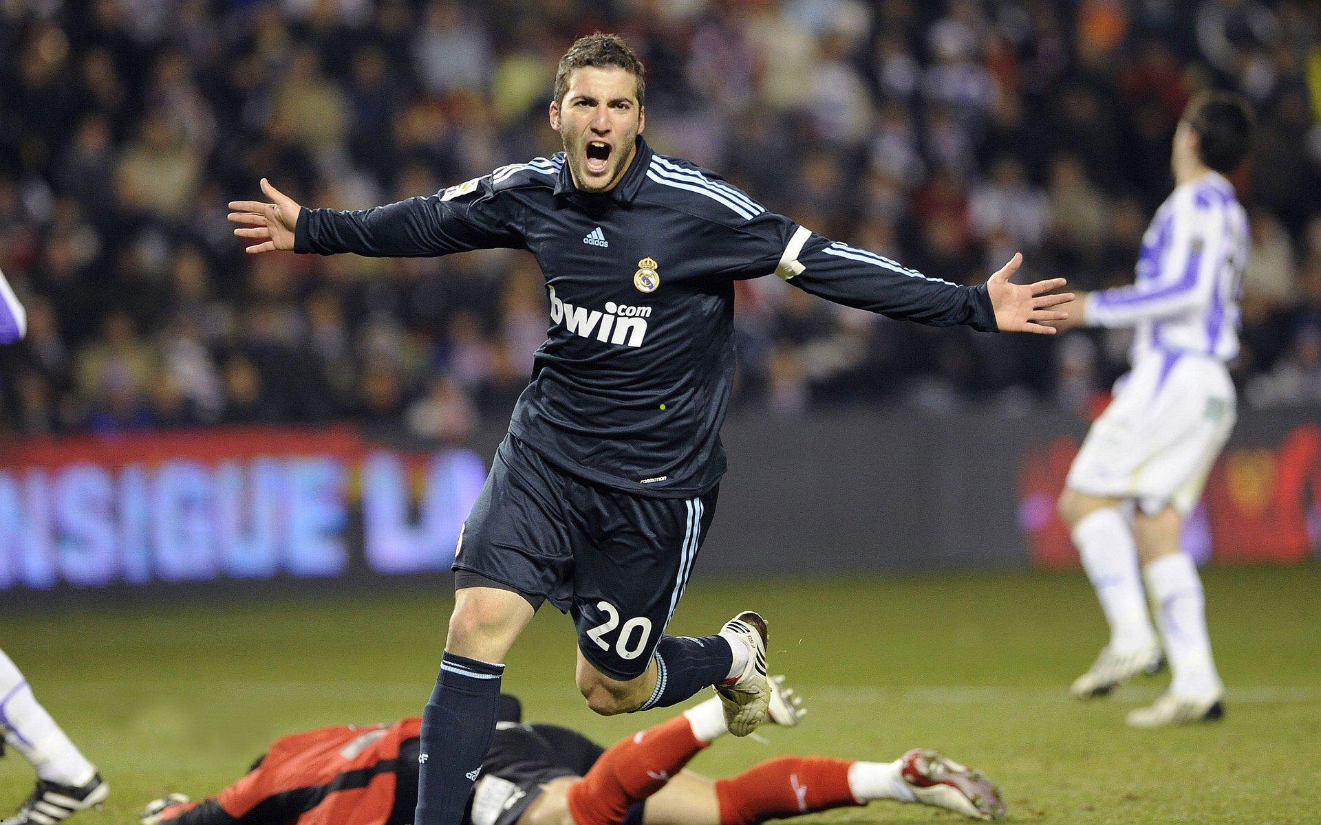 康熙回归泰山引爆更衣室狂欢，故人重逢催生化学反应，高中锋压哨复出补报亚冠阵容！